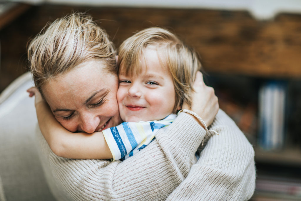 Une maman entourant son fils avec affection