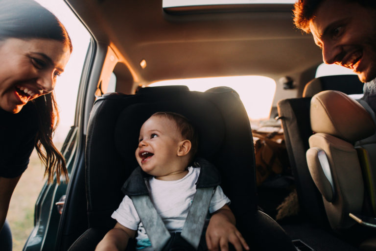 Un enfant dans la voiture entre ses deux parents