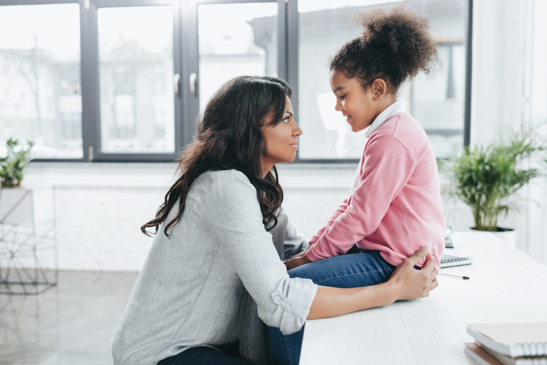 Une maman parle à sa fille dans la cuisine