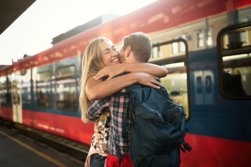 Un couple se dit au revoir sur un quai de gare