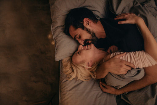 Un homme et une femme allongé sur un lit