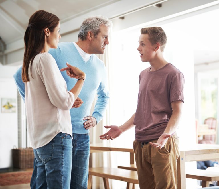 Un père et une mère grondent leur fils